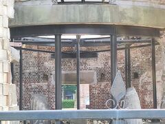 原爆ドーム、近づくと中の方も見られます。