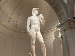 日帰りフィレンツェで最後に訪れたのは「アカデミア美術館」。こちらも事前予約済みなので指定時間になったら待ちなしで入館。ミケランジェロの傑作「ダビデ像」も見学。