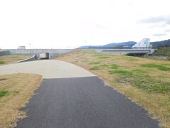 右奥に見えるのが震災遺構「旧道の駅高田松原」。道路下のトンネルをくぐって、先に進む。