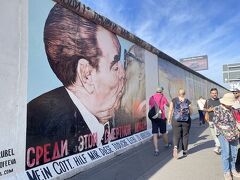 ベルリンの壁に描かれた100以上のグラフィティの中で、最も有名なのはこれだろう。