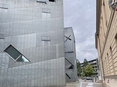 そこからバスを乗り継ぎ、ベルリン・ユダヤ博物館 Jewish Museum Berlin へ行った。ポーランド生まれの建築家ダニエル・リベスキンドの設計、ギザギザした鋭角の建物には意味がある。