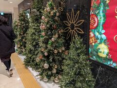 地下鉄で一駅
会賢駅
新世界百貨店
もうクリスマスの
飾り付けかぁ
この後、南大門市場を
散策したが
ぐるぐる回って
疲れただけ
何も買わず
路線バスに゙乗り
明洞へ
