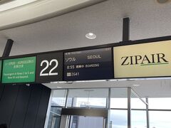 朝8:55発なので、始発に乗りスカイライナーで成田に向かいました。
初ZIPでしたが短距離なので問題なし。搭乗前にボトルウォーターを買って乗り込みました。

LCCのお客さんは子供や高齢者が少ないからか？？搭乗がスムーズに感じました。