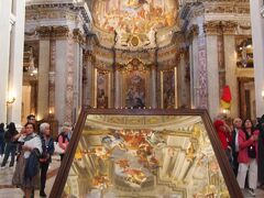 「聖イグナチオ・デ・ロヨラ教会」

天井画をこの大きな鏡越しに撮ると
画が立体的にトリックアートみたいに見えるんだって。