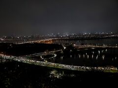 頑張って登った先の展望台からは、
漢江が一望出来ます( ☆∀☆)