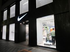 10月にオープンしたばかりのNIKE NAGOYA SAKAEです。
近くにNIKE RUNNING STOREもあります。