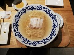 友人と合流してラーメンをご馳走になりました。
透明の豚骨ラーメンです。
