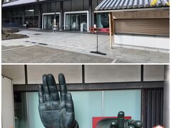 東大寺ミュージアムはまだ開館前。大仏様の手の実物大レプリカがあります。