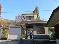 普通電車を乗り継ぎ、8：35、JR岩島駅で下車しました。岩島駅は小さな小さな無人駅。ICカードの読み取り機さえありませんでした。(←初めての経験で、どうしたらいいの？と動揺する…が、どうしようもない。そのまま出るしかない)
岩島駅は現在紅葉が見頃との国指定名勝・吾妻峡の最寄り駅。お天気が良い３連休の初日ということもあり、さぞ混んでいるだろうと思って来たのですが、電車はガラガラ、駅で降りたのも数人だけでした。車で行く観光客が多いのでしょうか？