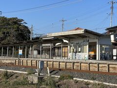 空港から信号渡ってすぐの場所に草江駅。
旅のHENTAIはこちらを使う(；´Д｀)

※社会の立ち位置を構築した上で安全に移動しています。