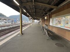 仕事終了して山口駅。

うん？
このベンチの向き…