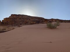 西陽が傾いて岩山に隠れると赤い砂地が一層綺麗に見えます。