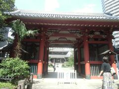 表参道のすぐ裏にある善光寺。
山門は１６０１年のもの。

