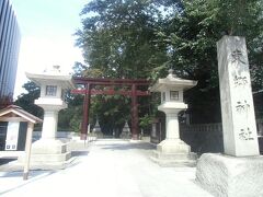 竹下通りの東側にある、東郷平八郎を祀る東郷神社。
骨董市が有名でしたが、平成２１年をもって終了しています。

