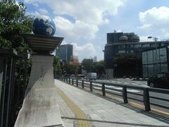 「渋谷区神園町」交差点近くにある五輪橋。
１９６４年東京五輪の際、国立屋内総合競技場、選手村、岸記念体育会館など代々木エリアの施設と、国立霞ヶ丘競技場、東京体育館といった明治公園エリアを結ぶ道路整備の際、山手線をオーバーパスするために架けられたのが五輪橋です。
欄干の地球儀が目印です。

