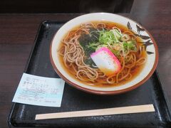 朝も早いので駅そば「菜のはな」で食事と参ろう。
かけそば（380円）、めかぶ蕎麦（520円）とかもあるけど、これがお手頃なので、前回（11/18）同様コレ。