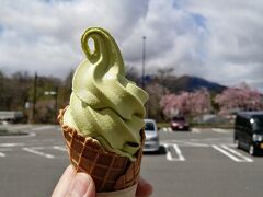 本日は藤七温泉に向かいます。まずは道の駅にしねにてソフトクリームで元気をつけます！