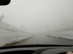 藤七旅館まではアスピーテラインを、雪の壁かつ暴風の中を進みました。安全運転で行きましょう。