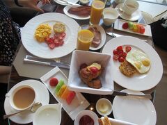 卵２個にベーコン
パンも種類があります
朝から豪華です