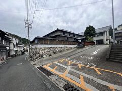 石垣のある立派な病院。