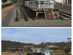 @東松島市震災復興伝承館
次の目的地は昼食会場の隣、旧野蒜駅を改装した東日本大震災の資料館。
旧ホームの上には上がることはできませんが、歪んだレール、電柱、駅看板が往時を物語ります。