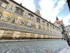 少し歩けば、君主の行列だ。マイセンの磁器タイルで作られており、奇跡的に戦禍を免れたという。馬に乗るザクセンの支配者たち、威風堂々。