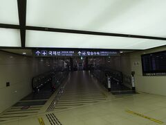 チェックアウトして、9号線で金浦空港駅へ。地下鉄はかなり混雑していました。