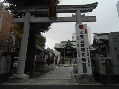 柏神社。
説明板によると、江戸時代に柏近辺で流行した疫病から人々を救うために、厄除けとして名高いスサノオノミコトを境内に祀ったのが始まりと言われています。
山形の羽黒神社と京都の八坂神社の両神が鎮座する合祀社というのが面白いです。

