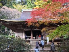 その先には国宝の室生寺本堂が美しい姿で現れます。