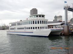 明日乗船予定の神戸ベイクルーズの船の一つ「ロイヤルプリンセス」が遊覧から戻ってきてました。