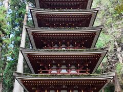 本堂の裏にはまたまた国宝の五重塔が。日本で一番小さい五重塔らしい。でも立派。