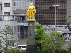 金の織田信長像が街ゆく人を見守ります