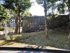 東京ガス本社の端まで歩いて行くと、高さが4m程の立派に復元された江戸時代の石垣があった