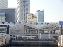 日の出客船ターミナル
パンフレット「視察船「東京みなと丸」の案内」に以下の通り紹介されていた。
②日の出ふ頭
1925年に完成した東京湾で最も古いふ頭。現在は主に、浅草・台場等への水上・海上バスやレストラン船の発着地として利用されています。