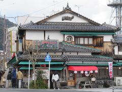 喫茶店の右には行列のできているお店。調べてみたら有名なお店の富田屋でした。大衆食堂で、「宮津といえば富田屋！」と言われるぐらいの人気店だそうです