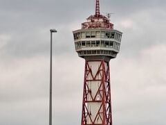 博多港国際ターミナル横から見える博多ポートタワー。