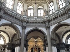 ベネチアで1番好きな一つ
サンタ・マリア・デッラ・サルーテ聖堂

パリでノートルダム見た後に来た時は、物足りないななんて思ったけど、この白とドームの美しさ