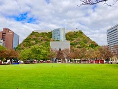 公園の横にある複合ビルのアクロス福岡です。
