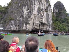 洞窟探検の後はバンブーボートに
自身のある人は二人乗りカヌーで自分で漕いでいきます。