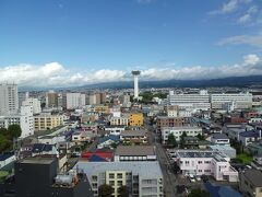 2日目朝のスタートです！
昨日は大雨でしたが、本日はとても良いお天気（だけど北海道なのに暑い）こちらはホテルのエレベーターホールから撮ったものですが、五稜郭タワーがとても良く見えます。
準備をして、朝食をいただきに行きましょう！