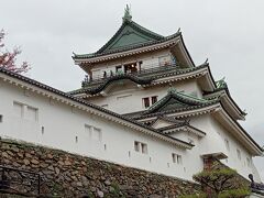 さて、腹ごなしで和歌山城にいってきました。それなりの傾斜がある階段などいい運動になりました。

どこにでもあるけどスタバで休憩です。休みの日じゃないと転職活動できないので、この時間を利用して登録だけかけました。