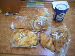 朝食用のパンを買い求めました。余ったのは日本へ「輸入」
