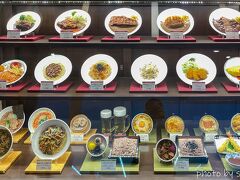 羽田発15時なので、電車で13時位に羽田空港にやってきました。
お昼がまだだったので、フードコートでランチをすることにして、食品サンプルを見るとどれも美味しそうで、どれにしようか悩みます。
