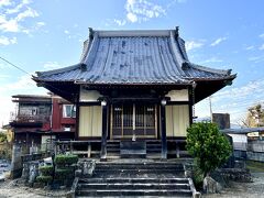 毘沙門堂です。
享保19年（1735年）の絵図によれば、多聞寺という寺の毘沙門堂だったようですが、詳細は不明。多聞寺は明治初年に廃寺となっています。
毘沙門天は、四天王の一人である多聞天であり、元々は鎧兜を身につけ，左手に宝塔、右手に三叉矛を持ったインドの神でした。
お堂の毘沙門天立像は市指定文化財です。