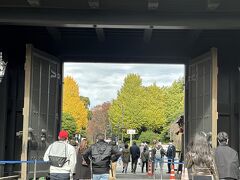 皇居・乾門
秋季皇居乾通り一般公開の出口となります。門の外に当たる北の丸公園の紅葉も綺麗です。