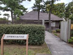 旧伊藤博文金沢別邸の玄関側の入口。
牡丹園側にも2箇所入口があるが、建物へはこちらから。