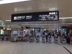 金剛バスのメインターミナルは富田林。富田林駅は近鉄長野線にあります。ことため、旅のスタートは、近鉄南大阪線の「大阪阿部野橋駅」になります。大阪難波、上本町と並ぶ近鉄の中心駅ですが、狭軌路線の南大阪線のためか、特急の本数も少ないのでなんとなく地味。しかし、外に出れば、天王寺駅で、あべのハルカス（近鉄が経営）の目の前なので、いつでも混雑している印象。