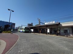 富田林駅南口。パーフェクトリバティ（PL）教団の本庁がある街として有名（教団よりも清原、清原、小早川、立浪、片岡、宮本。。。を育てた野球部が有名ですが、今はいじめ問題などもあり休部中）。毎年8月1日に行われるPL花火開催時は大混雑するとか。駅南側（区の駅舎と反対側）近くには大阪芸術大学もあります。