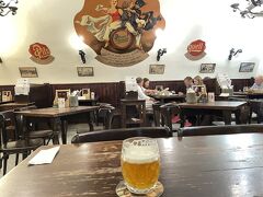 ホテル近くのチェコ料理店に入り、ビールと典型的なチェコ料理１皿を注文した。

最近のホテル選びには、近くにその土地らしい気軽なレストランがあることを条件のひとつにしている。ビールもワインも好きだが、弱いので少量で赤くなってしまう。歩いてすぐ帰れるように。