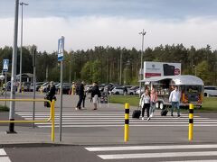 モドリン空港は小さな空港でターミナルビルの前には駐車場があり便利そう。ホットドックの屋台も来ている。